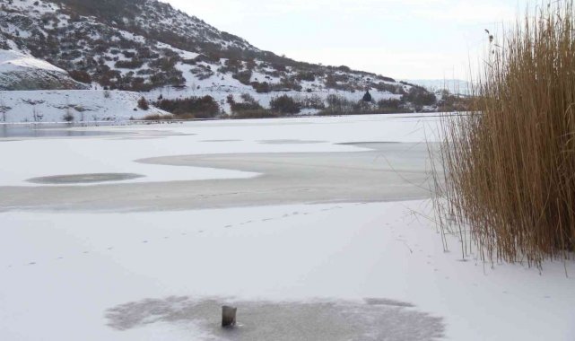 Yüzeyi yer yer buz tutan Sarısungur Göleti'nden kartpostallık kareler
