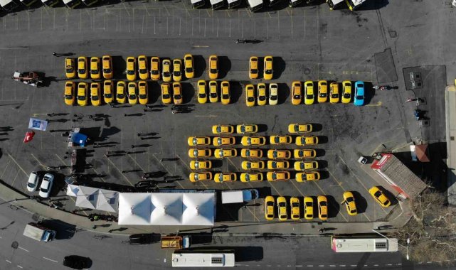 Yüzlerce taksici kontak kapatarak Üsküdar'da kan bağışında bulundu