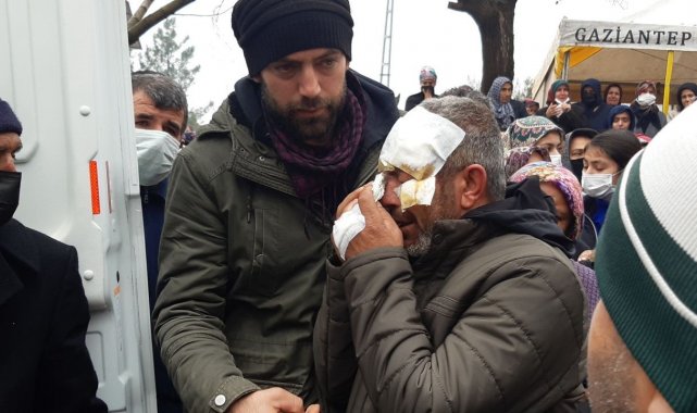 Yüzü gözü sargılar içerisinde, kazada ölen karısı için gözyaşı döktü