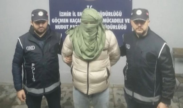 Yüzü kapalı olan göçmen kaçakçısını iki kaşının arasındaki yara izi ele verdi