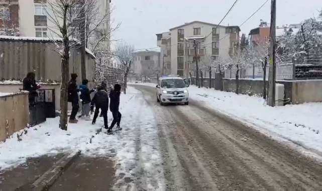 Zabıta ekipleri çocuklarla kar topu oynayıp eğlendi
