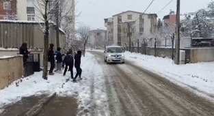 Zabıta ekipleri çocuklarla kar topu oynayıp eğlendi