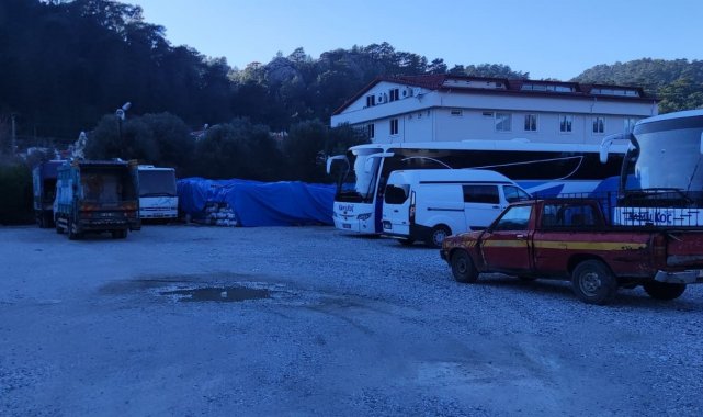 Zabıta ekiplerinin uyardığı kömürcü kendini yaktı