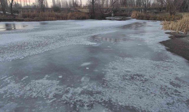 Zamantı Irmağı buz tuttu