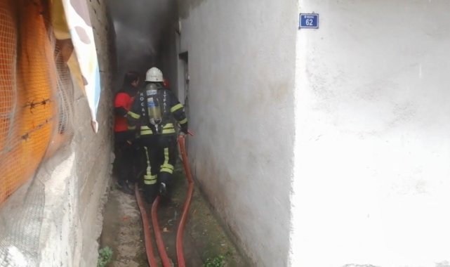 Zemin katta çıkan yangın korkuttu, ekipler evde yaşlı adamı aradı