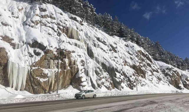 Zigana Dağı'nda devasa buz sarkıtları şaşırtıyor