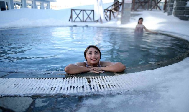 Zirvede turistlerin kar üstünde hamam sefası