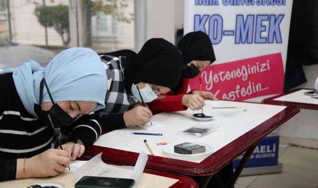 Ziyaret ettikleri KO-MEK'te çini boyama yaptılar