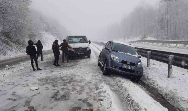 Zonguldak- Ereğli yolunda yoğun kar yağışı etkili oldu