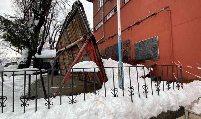 Zonguldak'ta hastane kantininin çatısı çöktü