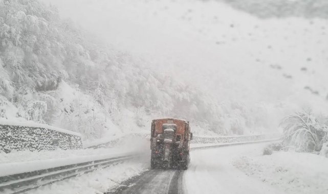Zonguldak'ta karla mücadele sürüyor