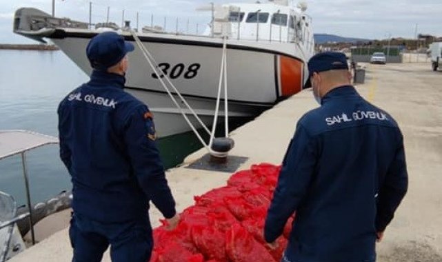 1 ton kaçak kum midyesi taşıyan tekne radara takıldı: 297 bin TL ceza kesildi