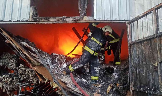 10 araç ve 26 personelle müdahale edilen yangın 2 saatte kontrol altına alındı