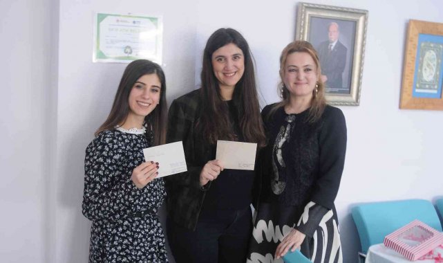 10 yıl önce kendilerine yazdıkları mektupları öğrencilerine ulaştırıyor