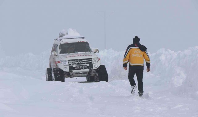 112 Acil Sağlık ekipleri karlı yolları aşıp hastalara ulaşıyor