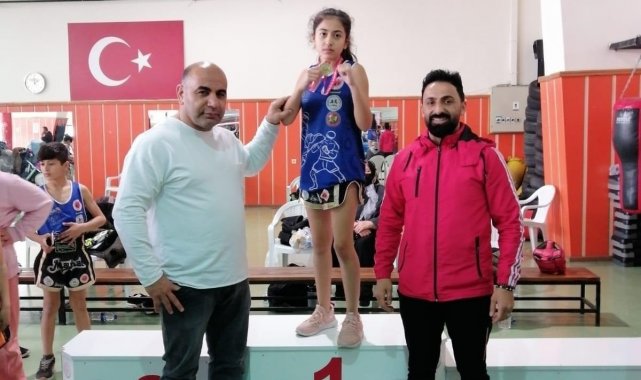 12 yaşındaki küçük kız memleketine şampiyon olarak döndü