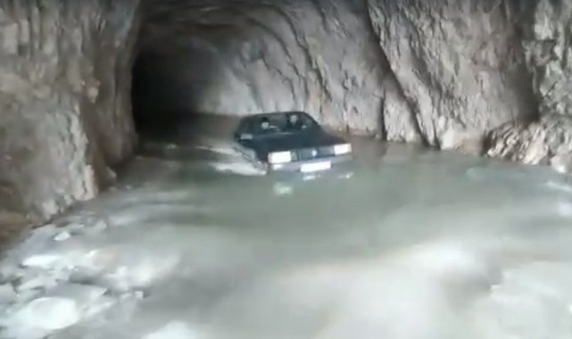 132 yıllık taş yol suyla doldu