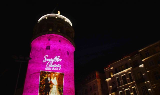 14 Şubat Sevgililer gününde Galata Kulesi çiftlerin fotoğraflarıyla aydınlatıldı