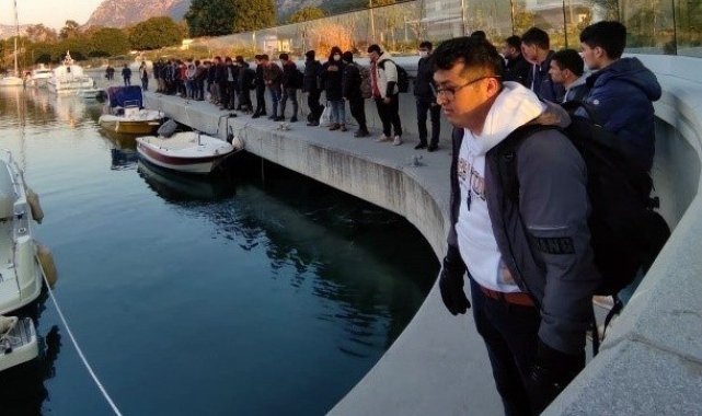 15 metrelik yelkenli tekneden 111 düzensiz göçmen çıktı