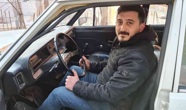 1979 model klasik otomobil, bahçe duvarı yıkılınca vinçle çıkarıldı