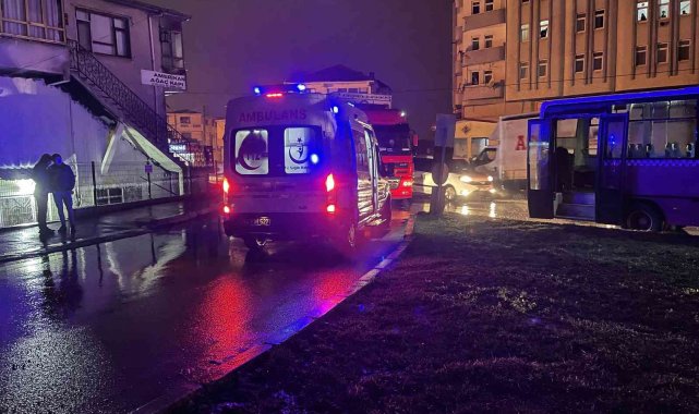 2 halk otobüsü, kamyonet ve otomobilin karıştığı kaza: 12 yaralı