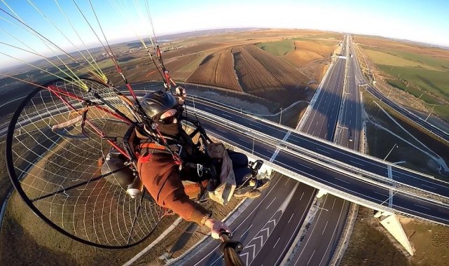 2 saatlik paramotor uçuşuyla Tekirdağ- Çanakkale Otoyolu'nun son halini görüntüledi