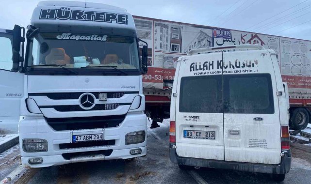 2 tır ve bir kamyonetin karıştığı kazada 1 kişi yaralandı