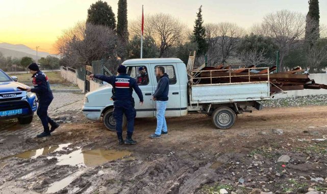 2 ton ağırlığındaki demir kantarı çalmak isterken yakalandılar