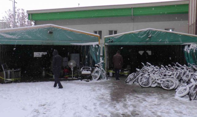 20 kamyonet çalıntı malzeme emniyet bahçesinde sergilendi, sahiplerini bekliyor