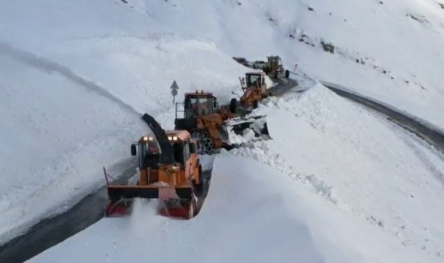2230 rakımlı Tanin Tanin Geçidi'nde kar 1 metreyi buldu, yollar temizlendi