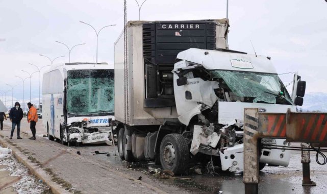2'si çocuk 15 kişinin yaralandığı kazada enkaz kaldırma çalışması sürüyor