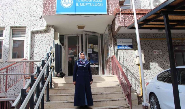 28 Şubat mağduru öğretmenlik hayalini kadınlara Kur'an Kerim öğreterek gerçekleştirdi