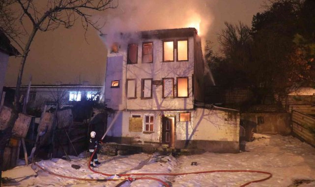 3 katlı ahşap bina alev alev yandı