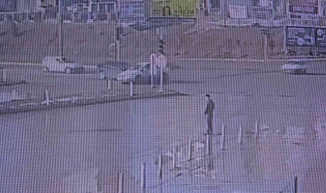 3 kişinin yaralandığı kaza anı kamerada