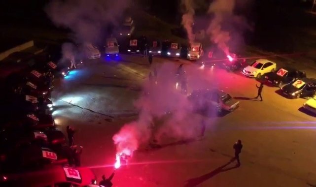 30 aracı sevgilisi için yan yana dizip evlilik teklifi yaptı