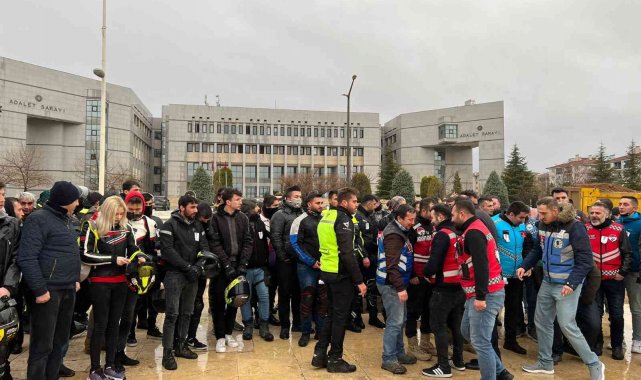 300 motorcu cinayet gibi kazada ölen kurye için Denizli&#039;de buluştu