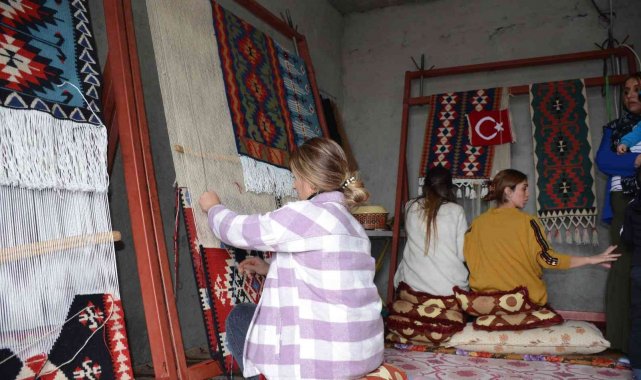 300 yıllık kilim yolculuğunda ilmek ilmek el emeği, göz nuru: Hazırlanışı bir ayı buluyor
