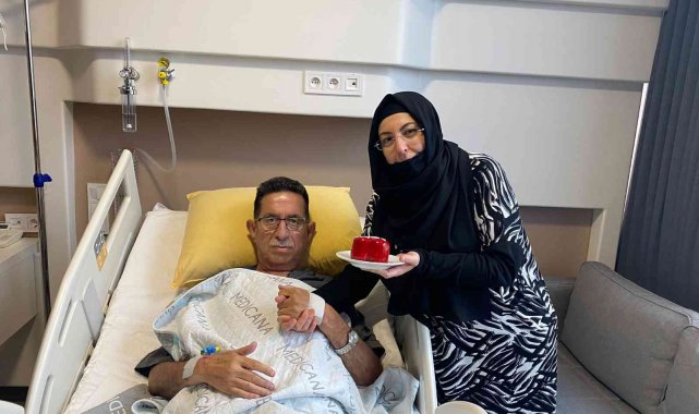 36 yıllık evli çift, hastane odasında ilk defa Sevgililer Günü pastası kesti