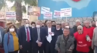 CHP'li Milletvekili yanına gelen engelli bir vatandaşı 'Ya şunu alın buradan' diyerek uzaklaştırması tepkilere neden oldu.