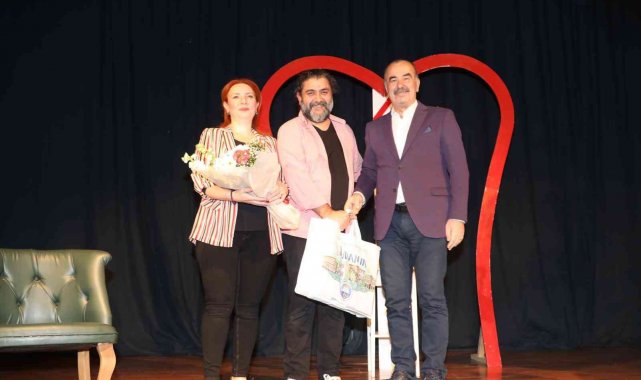 'Aşk 1 şey değildir' sevgililer gününe özel Mudanya'da sahnelendi