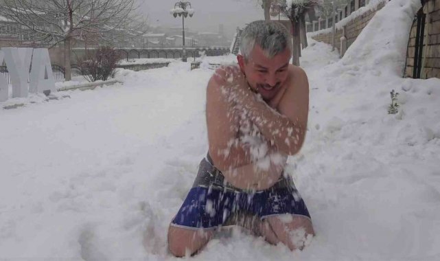 &#039;Çılgın dönerci&#039;nin kar banyosu