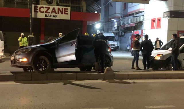 &#039;Dur&#039; ihtarına uymayan sürücü kaza yaptıktan sonra refüje çıktı