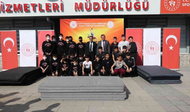 &#039;Minder bizden pehlivan sizden&#039; projesi kapsamında okullara minder verildi