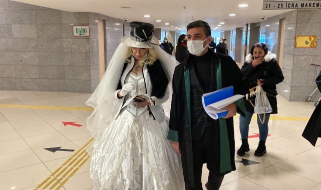 'Sanal aşk oyunu' davasında 'Sisi' lakaplı Seyhan Soylu, duruşmaya gelinlikle geldi