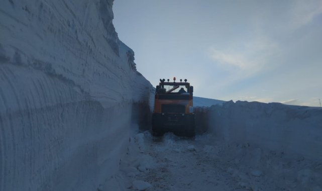 5-6 metreyi geçen karda zorlu yol açma çalışması