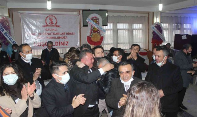 6 oy farkla başkan seçildi, gözyaşlarına hakim olamadı