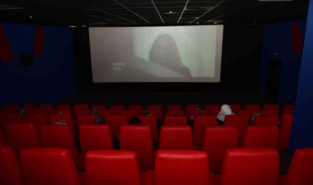 65 yaş üstü büyükler, Eren Bülbün&#039;ün hayatını anlatan filmde, duygu dolu anlar yaşadı