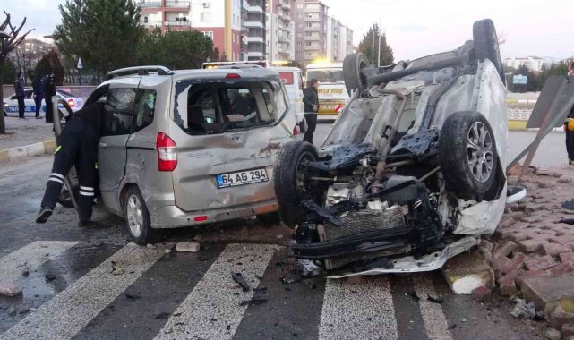 7 kişinin yaralandığı kaza güvenlik kamerasına yansıdı