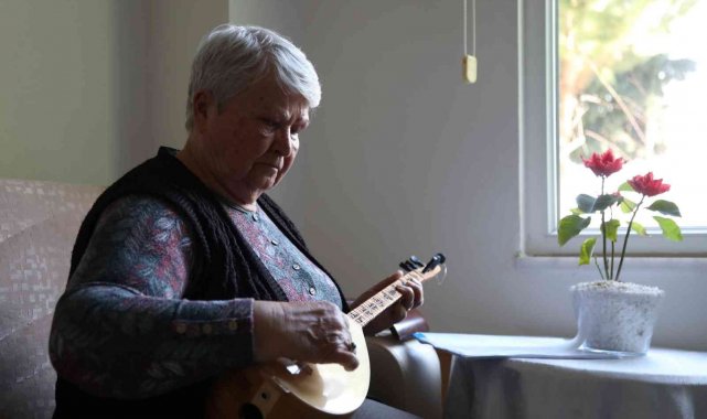 79 yaşında bağlama çalmayı öğrendi
