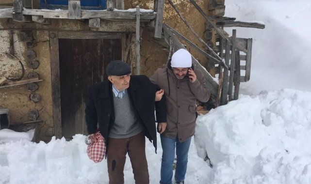 8 gündür evinde mahsur kalan 90 yaşındaki adamı ekipler kurtardı